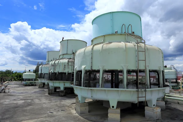 Velký kotel na továrnu na modré obloze — Stock fotografie