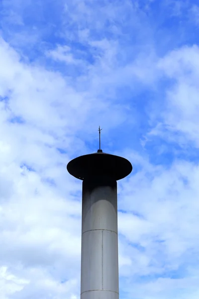 Schornstein am blauen Himmel — Stockfoto