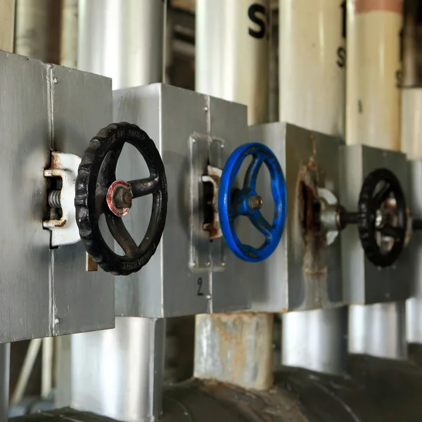 Borular ve musluk vanaları petrol sistemi
