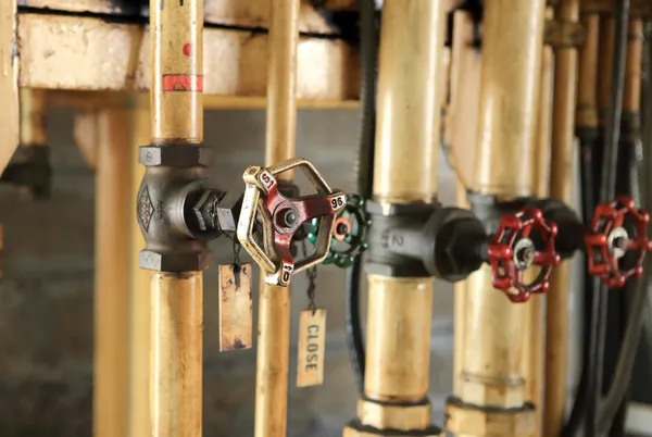 Borular ve musluk vanaları petrol sistemi