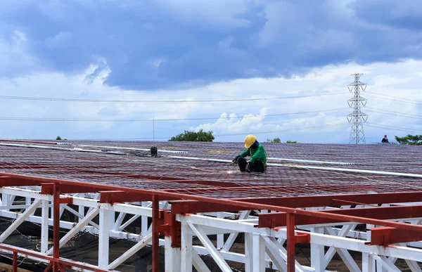 Labor working in construction site for roof prepare — Stock Photo, Image