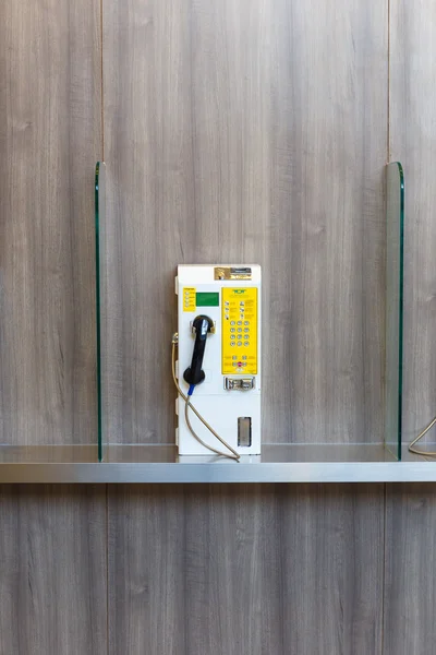 Moneta telefonica pubblica su parete di legno — Foto Stock