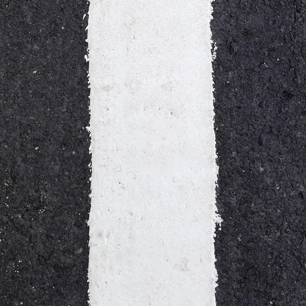 Witte lijn op de weg — Stockfoto