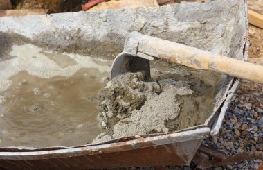 Sıvacı beton alt kat iş başında