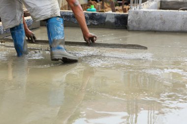 Sıvacı beton alt kat iş başında