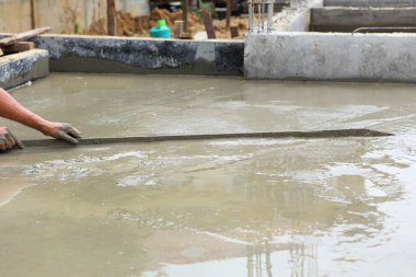Sıvacı beton alt kat iş başında