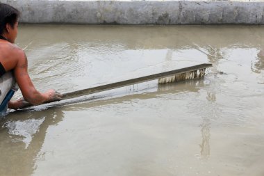Sıvacı beton alt kat iş başında