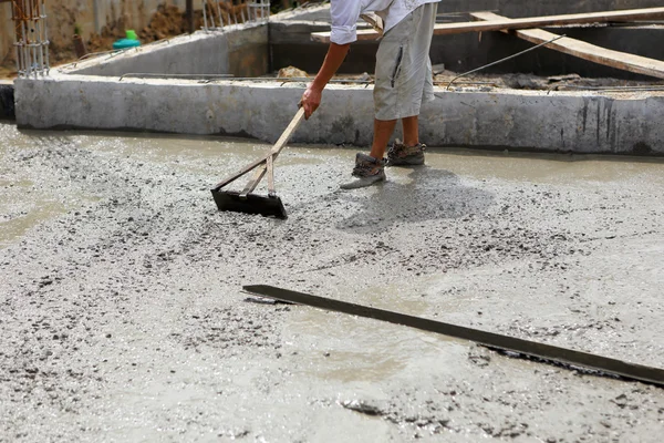Um trabalhador de concreto de gesso no trabalho no chão — Fotografia de Stock