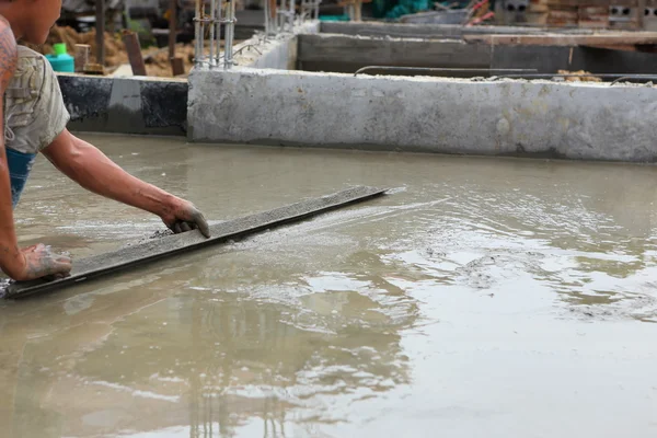 A plasterer concrete worker at floor work — Stock Photo, Image