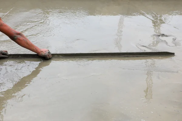 Um trabalhador de concreto de gesso no trabalho no chão — Fotografia de Stock