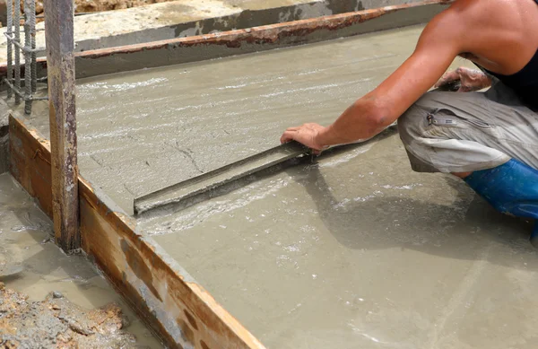 Um trabalhador de concreto de gesso no trabalho no chão — Fotografia de Stock