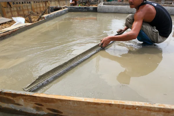 Штукатурний бетонний працівник підлогових робіт — стокове фото