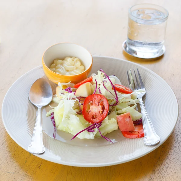 Salade de fruits et légumes pour l'alimentation — Photo