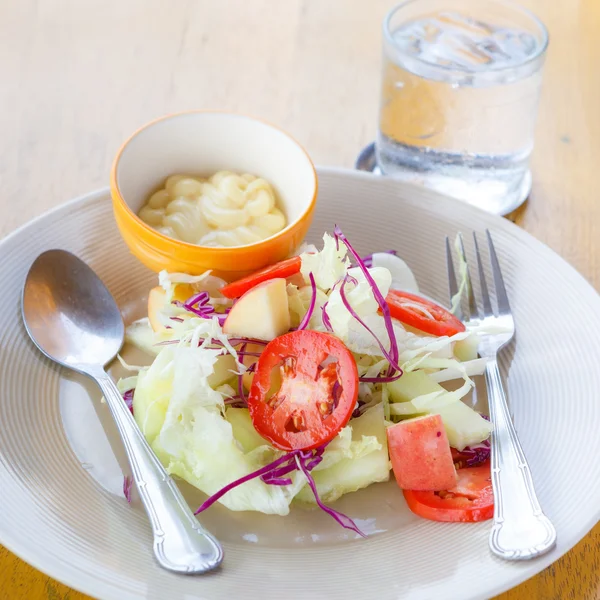 Obst und Gemüse Salat für die Ernährung — Stockfoto