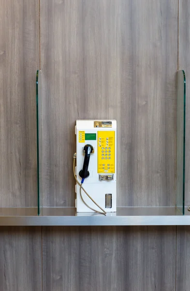 Pièce de téléphone publique sur mur en bois — Photo