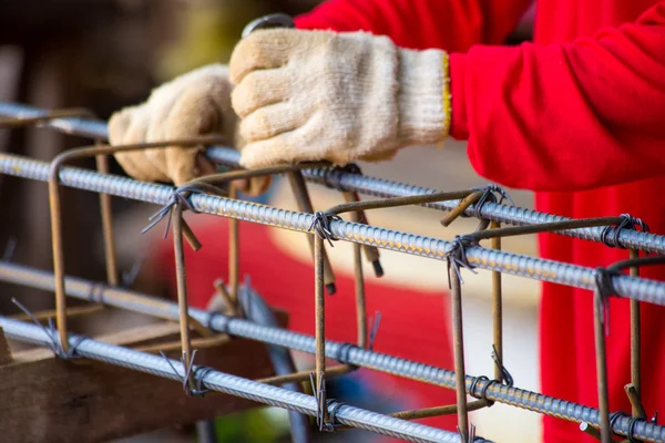 Worker bending steel — Stock Photo, Image