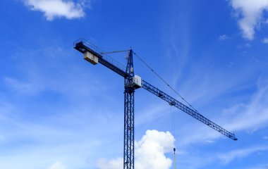 Mavi gökyüzü üzerinde çalışmaya vinç