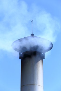 Fabrika baca üzerinde mavi gökyüzü