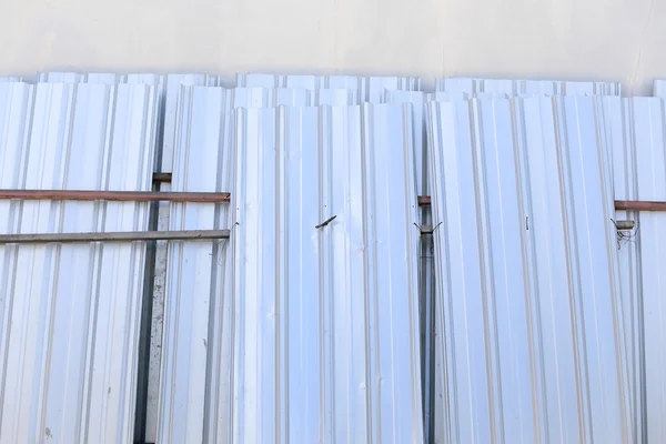 Gegolfde metalen dak voor fabriek — Stockfoto