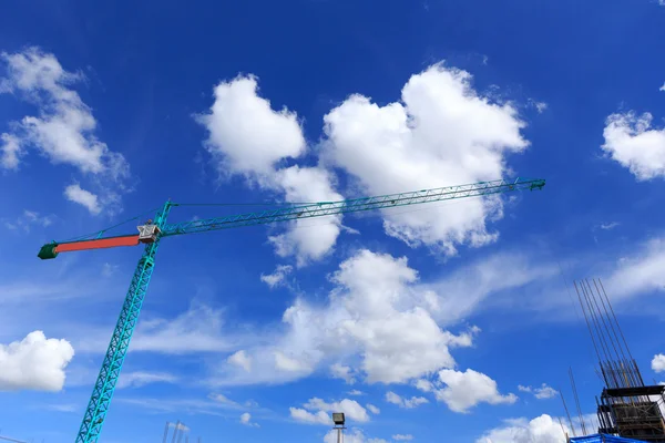 Crane arbetar på blå himmel — Stockfoto