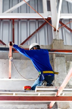 emek inşaat sitesinde çalışıyor