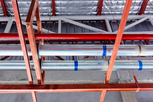 Stalen buis in fabriek bouwplaats — Stockfoto