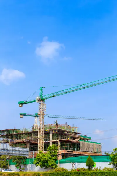 Kraan werken in de bouw op blauwe hemel — Stockfoto