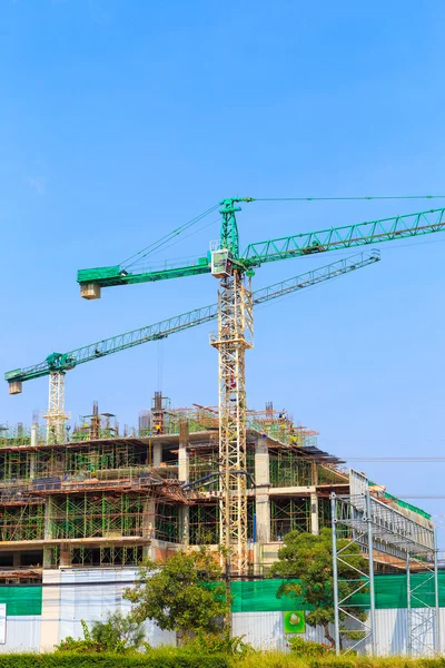 Grúa trabajando en la construcción en el cielo azul — Foto de Stock