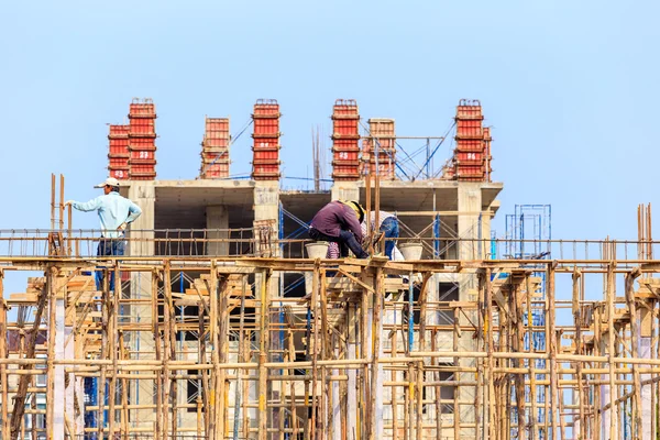 Arbetskraft som arbetar på byggarbetsplatsen — Stockfoto