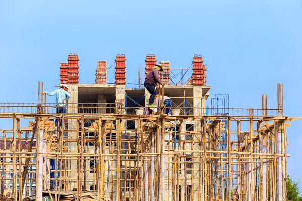 Tenaga kerja yang bekerja di lokasi konstruksi — Stok Foto