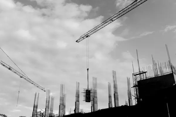 Crane arbetar på byggarbetsplatsen — Stockfoto