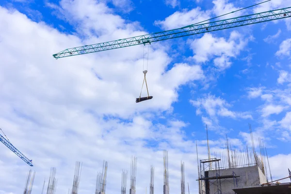 Kran arbeitet auf Baustelle — Stockfoto