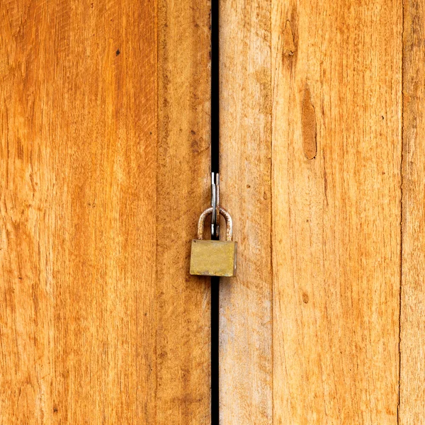 Cadeado em uma porta de madeira — Fotografia de Stock