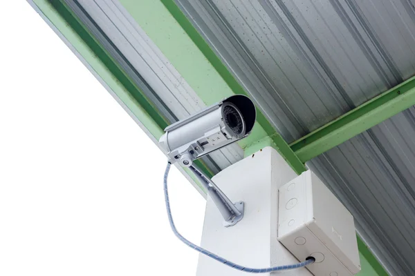 Κάμερα ασφαλείας cctv κάτω από στέγη σε εργοστάσιο — Φωτογραφία Αρχείου