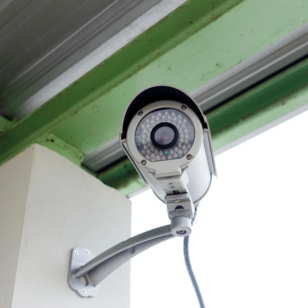 Câmera de segurança cctv sob telhado na fábrica — Fotografia de Stock
