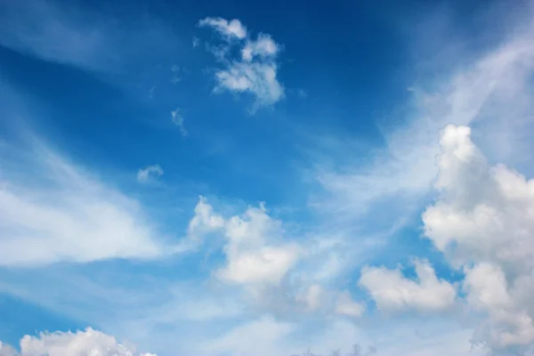 Wolken am blauen Himmel — Stockfoto