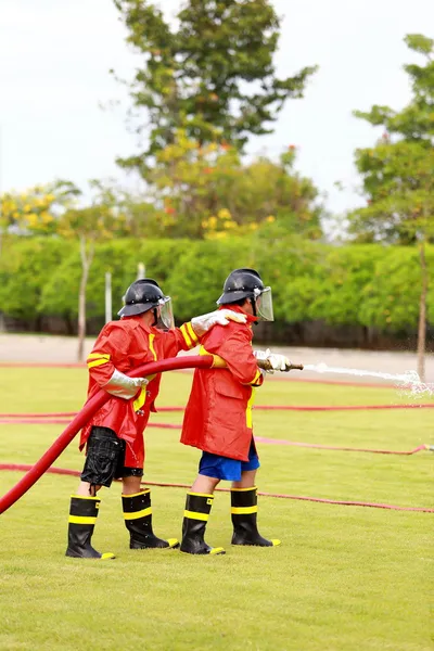 Пожарный борется за огневую подготовку — стоковое фото