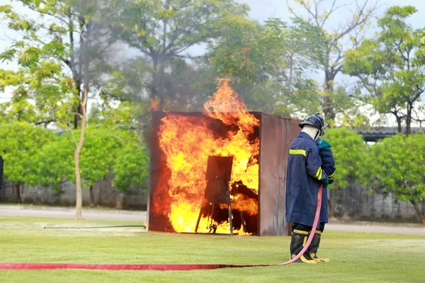 Brandman kämpar för eld attack utbildning — Stockfoto