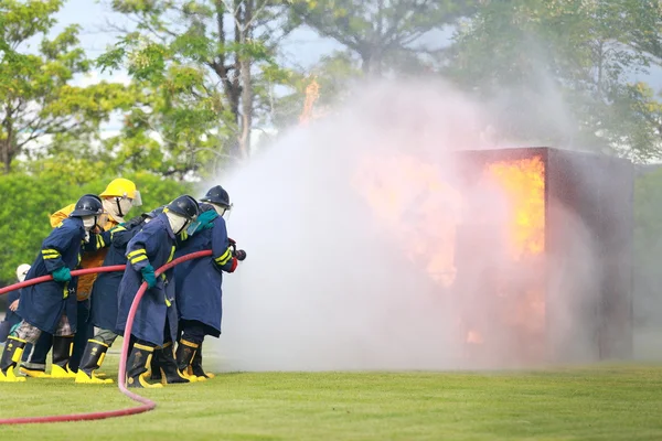Brandweerman vechten voor vuur aanval opleiding — Stockfoto