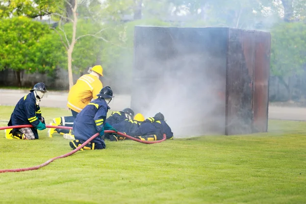 Bombero luchando por entrenamiento de ataque de fuego — Foto de Stock