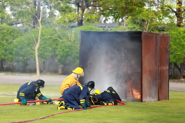 Pompiers combattant pour la formation d'attaque incendie — Photo