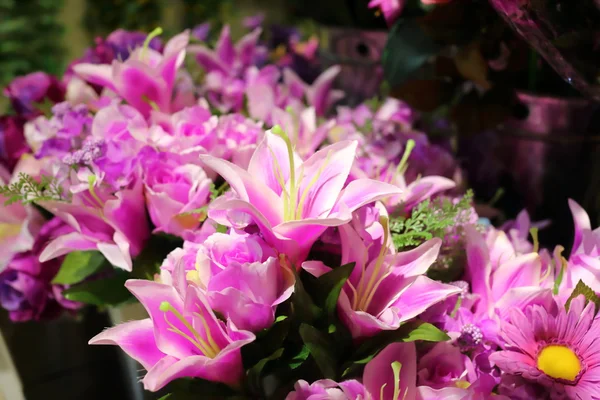 Falsa flor de Lilly de plástico hermoso — Foto de Stock