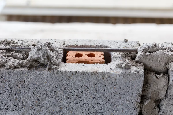 Construção de parede de tijolo para construção de casa — Fotografia de Stock