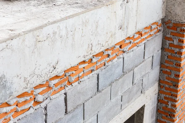 Costruzione muro di mattoni per la costruzione di case — Foto Stock