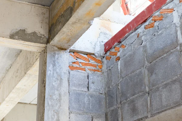 Construção de parede de tijolo para construção de casa — Fotografia de Stock