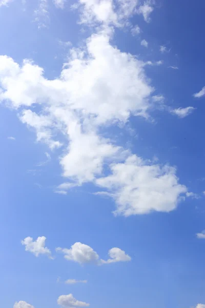 Nubes en el cielo azul —  Fotos de Stock