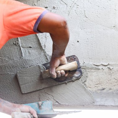 İnşaat Duvarında Sıvacı Beton İşçisi