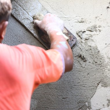 İnşaat Duvarında Sıvacı Beton İşçisi