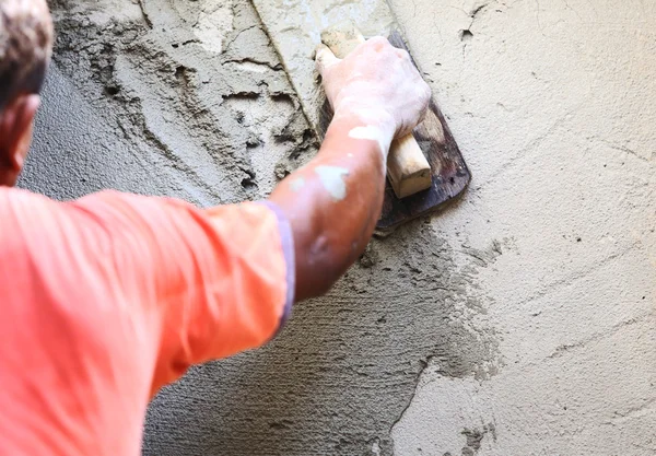 Travailleur en béton plâtrier au mur de construction de la maison — Photo