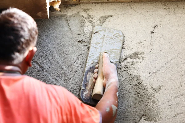 Travailleur en béton plâtrier au mur de construction de la maison — Photo